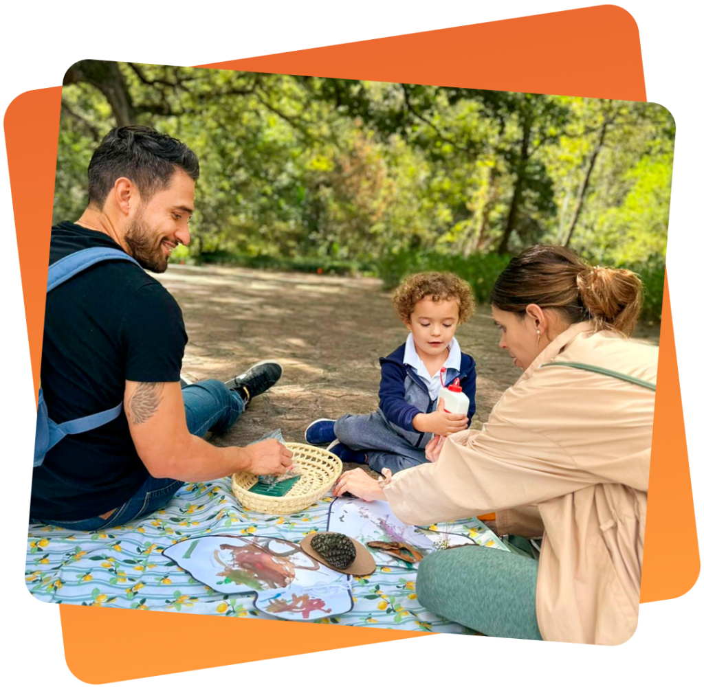 Familia en un parque sentados en el suelo comiendo